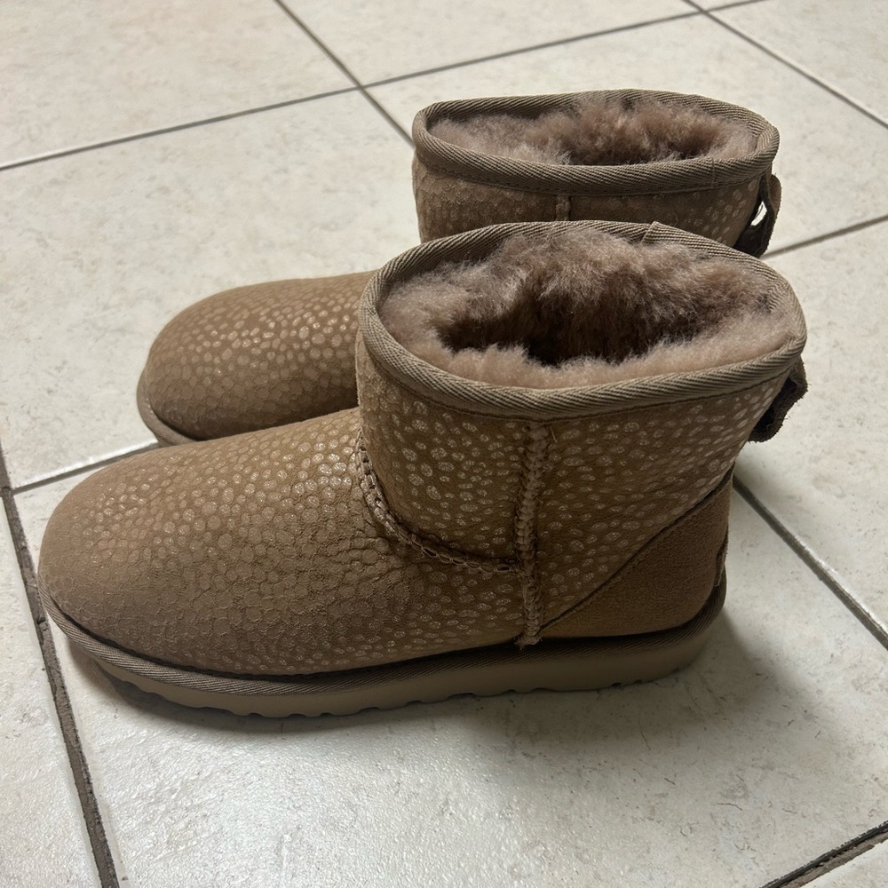 Brand new!! UGG pattern boot